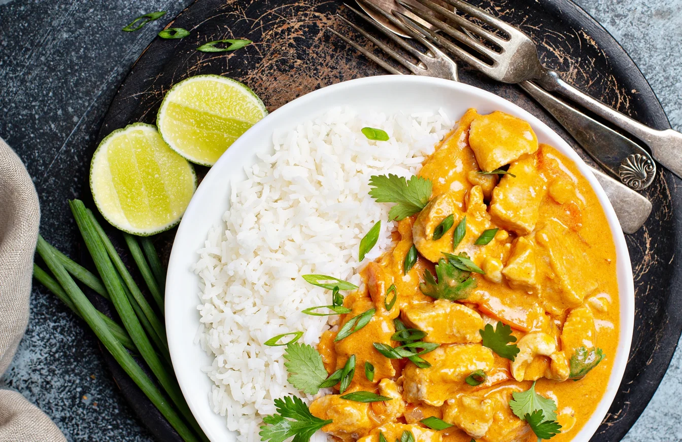 Imagen de un plato de arroz con pollo al curry típico de Sri Lanka