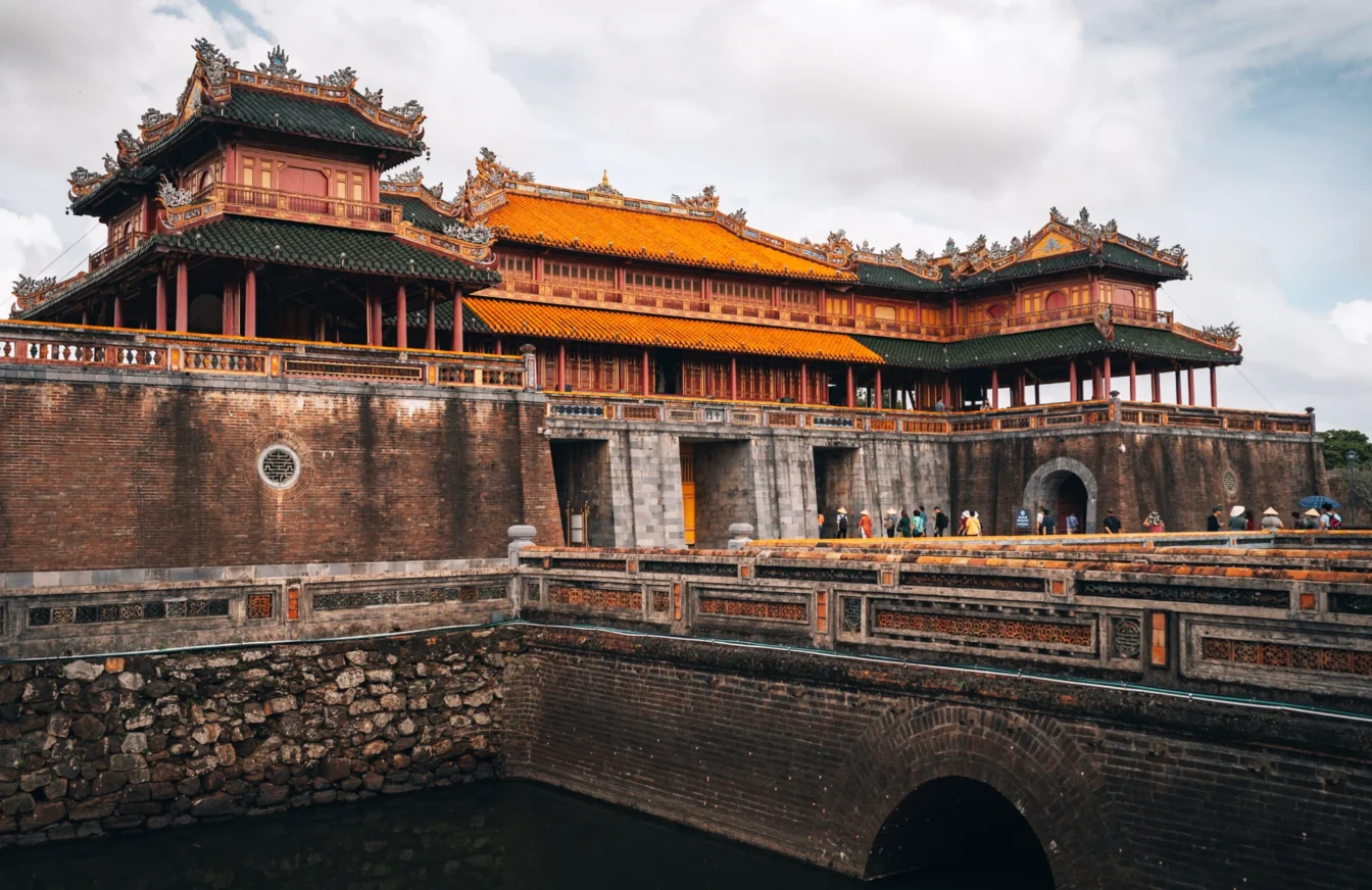 Imagen del palacio imperial de la Ciudadela de Hue en Vietnam muestra una decoración y edificación tradicionales rodeadas por murallas fortificadas