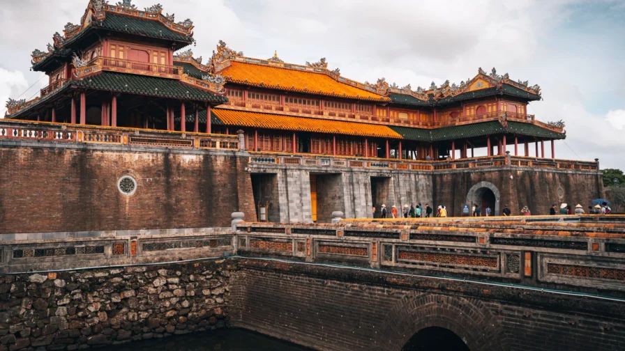 Imagen del palacio imperial de la Ciudadela de Hue en Vietnam muestra una decoración y edificación tradicionales rodeadas por murallas fortificadas
